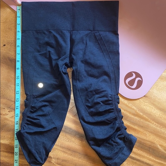 🙏 Lululemon Awakening Crop - Picture 2 of 6